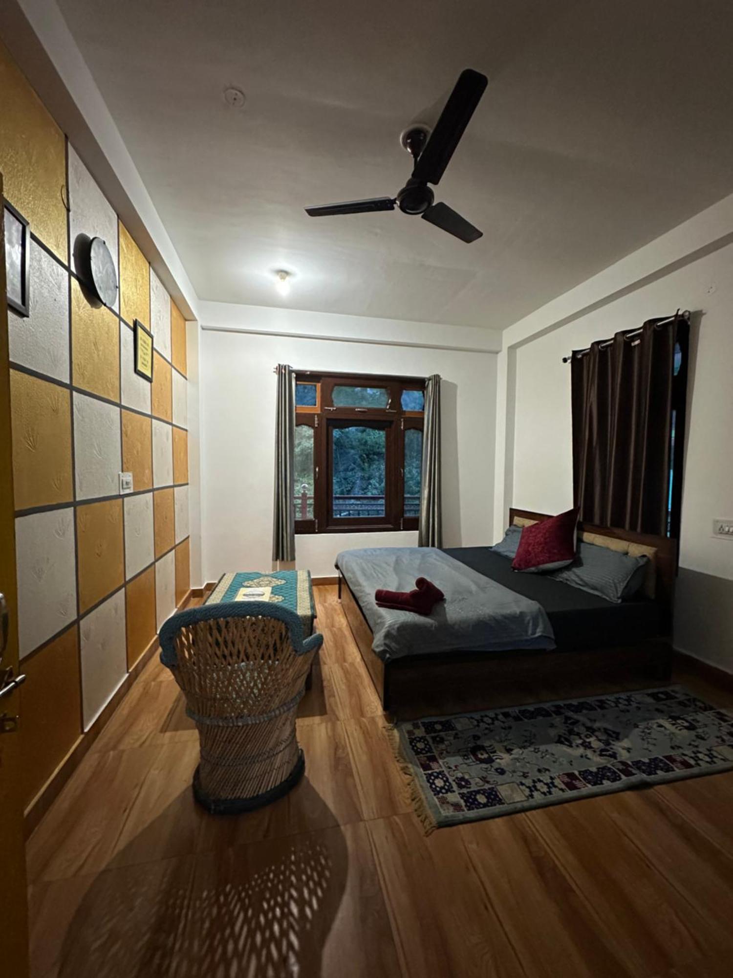 Pahadirovers Homestay & Cafe Kasol Ngoại thất bức ảnh